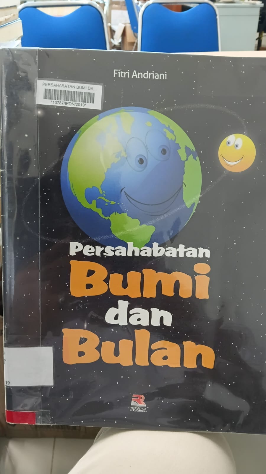 Cover PERSAHABATAN BUMI DAN BULAN / FITRI ANDRIANI