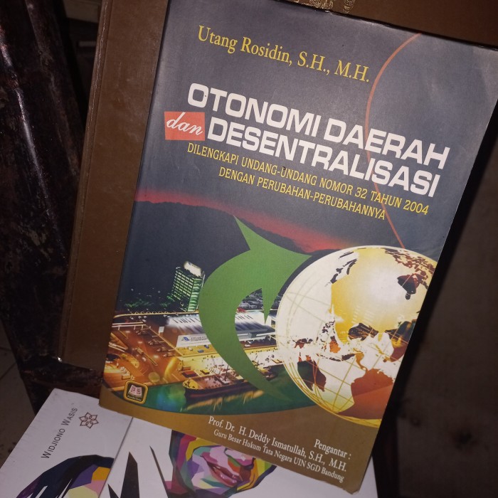 Cover OTONOMI DAERAH dan DESENTRALISASI :  Dilengkapi Undang-Undang Nomor 32 Tahun 2004 Dengan Perubahan-Perubahannya / UTANG ROSIDIN, S.H., M.H.