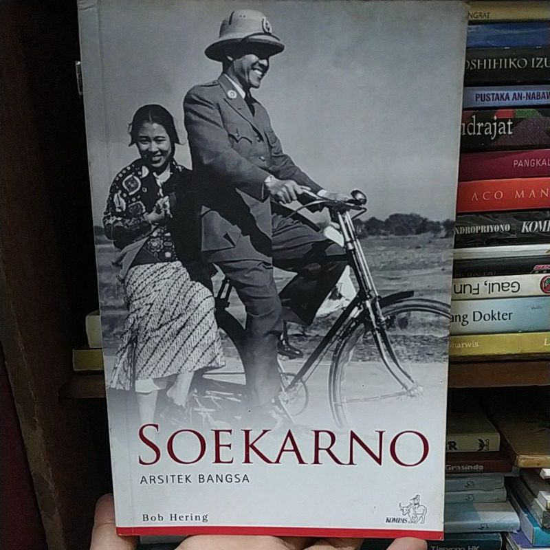 Cover SOEKARNO :  ARSITEK BANGSA / Bob Hering