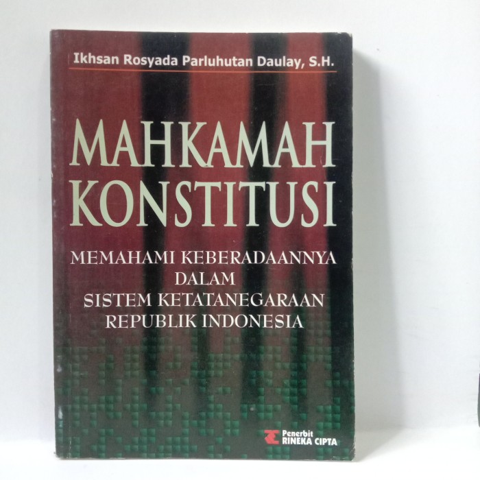 Cover MAHKAMAH KONSTITUSI :  Memahami Keberadaannya Dalam Sistem Ketatanegaraan Republik Indonesia / IKHSAN ROSYADA PARLUHUTAN DAULAY, S.H