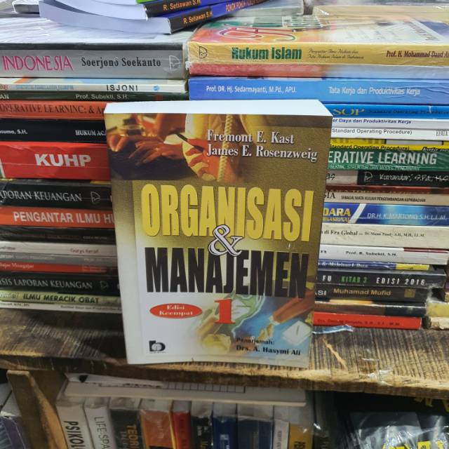 Cover ORGANISASI DAN MANAJEMEN / FREMONT E. KAST