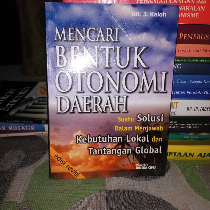 Cover MENCARI BENTUK OTONOMI DAERAH :  Suatu Solusi dalam Menjawab Kebutuhan Lokal dan Tantangan Global / DR. J. KALOH