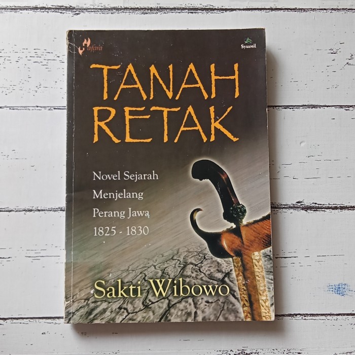 Cover TANAH RETAK :  Novel Sejarah Menjelang Perang Jawa 1825-1830 / SAKTI WIBOWO