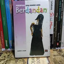 Cover PEREMPUAN YANG MENOLAK BERDANDAN / MUSTOFA W. HASYIM