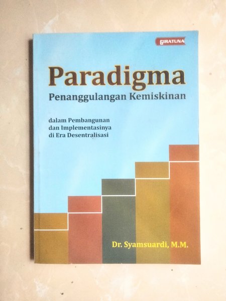 Cover PARADIGMA :  Penanggulangan Kemiskinan Dalam Pembangunan Dan Implementasinya Di Era Desentralisasi / Dr. SYAMSUARDI, M.M.