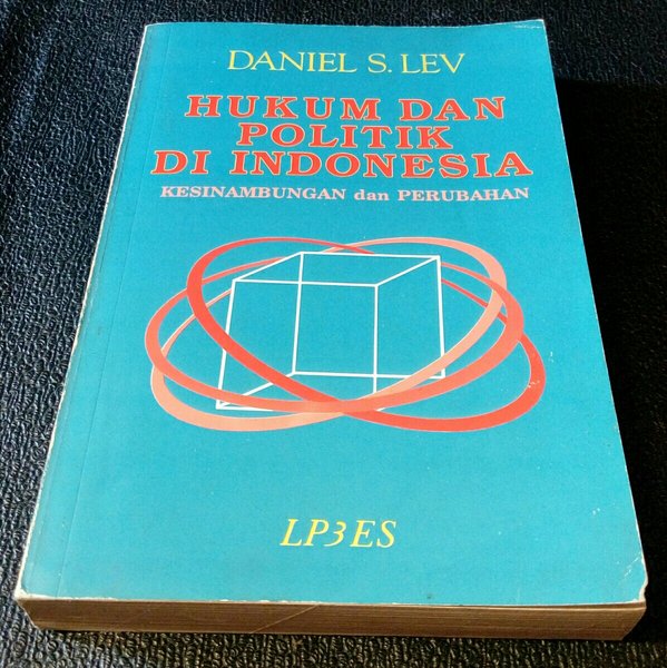 Cover HUKUM DAN POLITIK DI INDONESIA :  Kesinambungan Dan Perubahan / DANIEL S. LEV