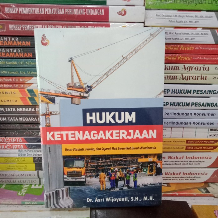 Cover HUKUM KETENAGAKERJAAN :  Dasar Filsafat, Prinsip, Dan Sejarah Hak Berserikat Buruh Di indonesia / Dr. ASRI WIJAYANTI, S.H., M.H.