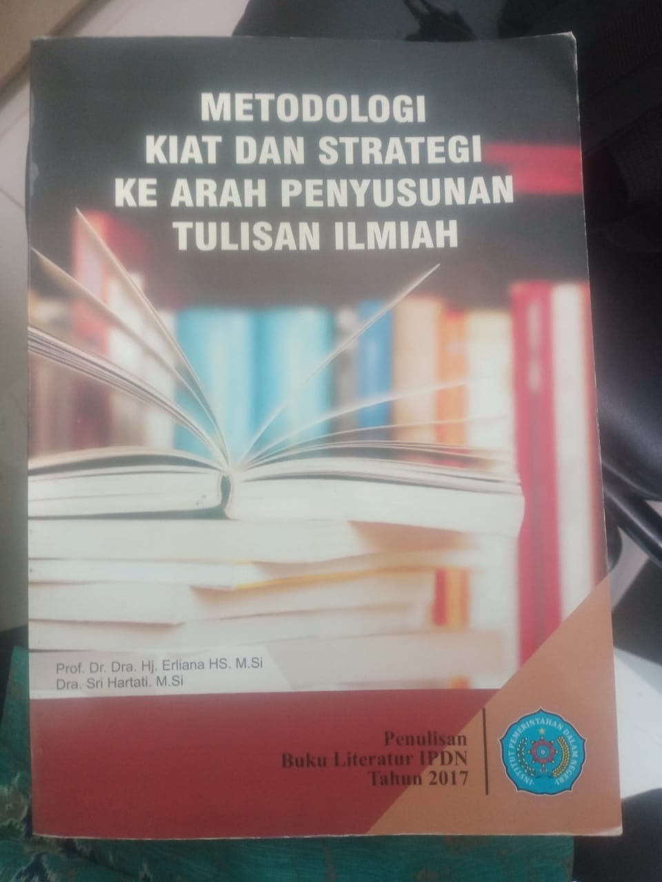 Cover METODOLOGI KIAT DAN STRATEGI KE ARAH PENYUSUNAN TULISAN ILMIAH :  Buku Literatur IPDN Tahun 2017 / PROF. Dr. Dra. Hj. ERLIANA HS.., M.Si