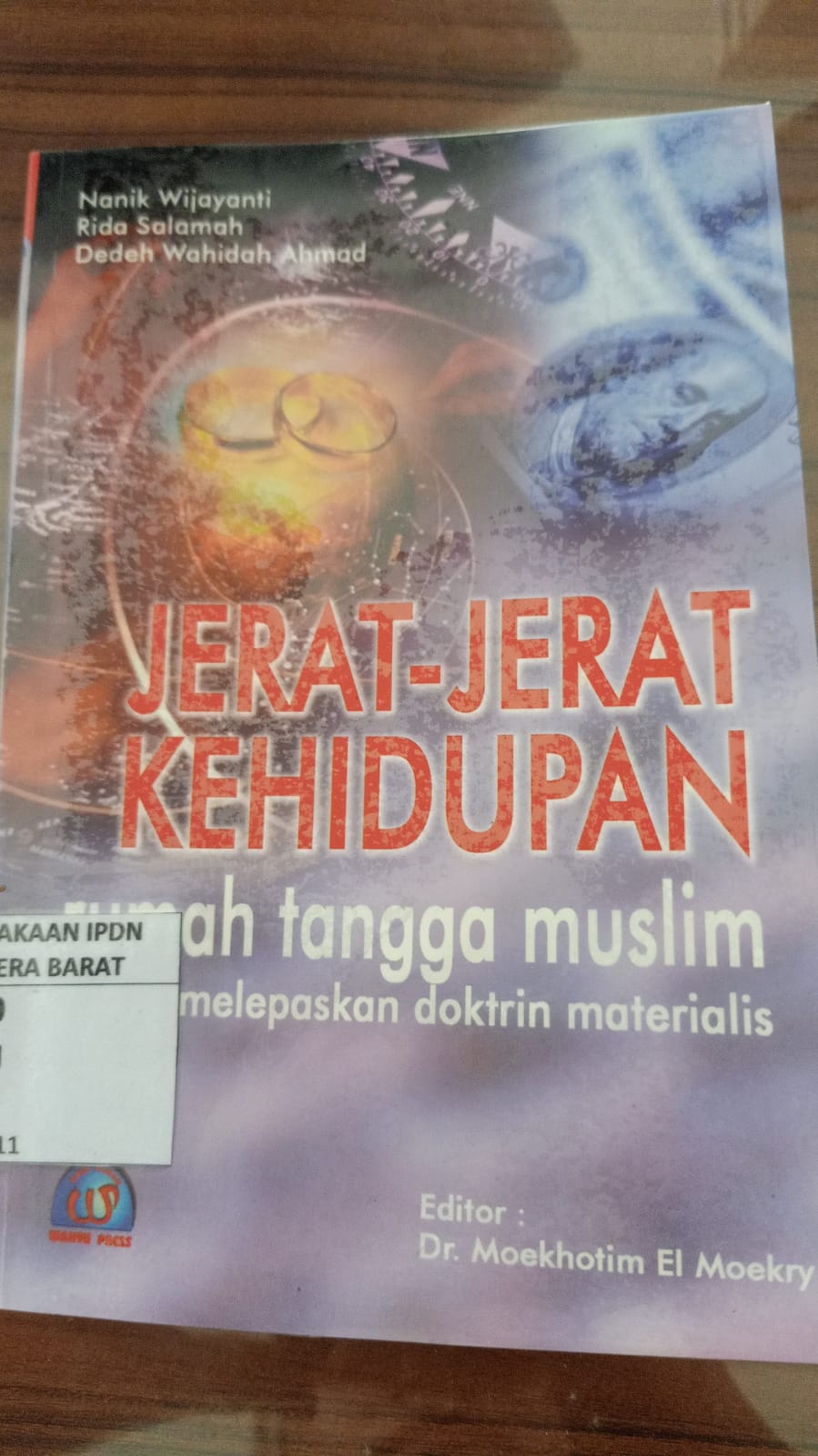 Cover JERAT- JERAT KEHIDUPAN RUMAH TANGGA MUSLIM :  UPAYA MELEPASKAN DOKTRIN MATERIALIS / NANIK WIJAYANTI