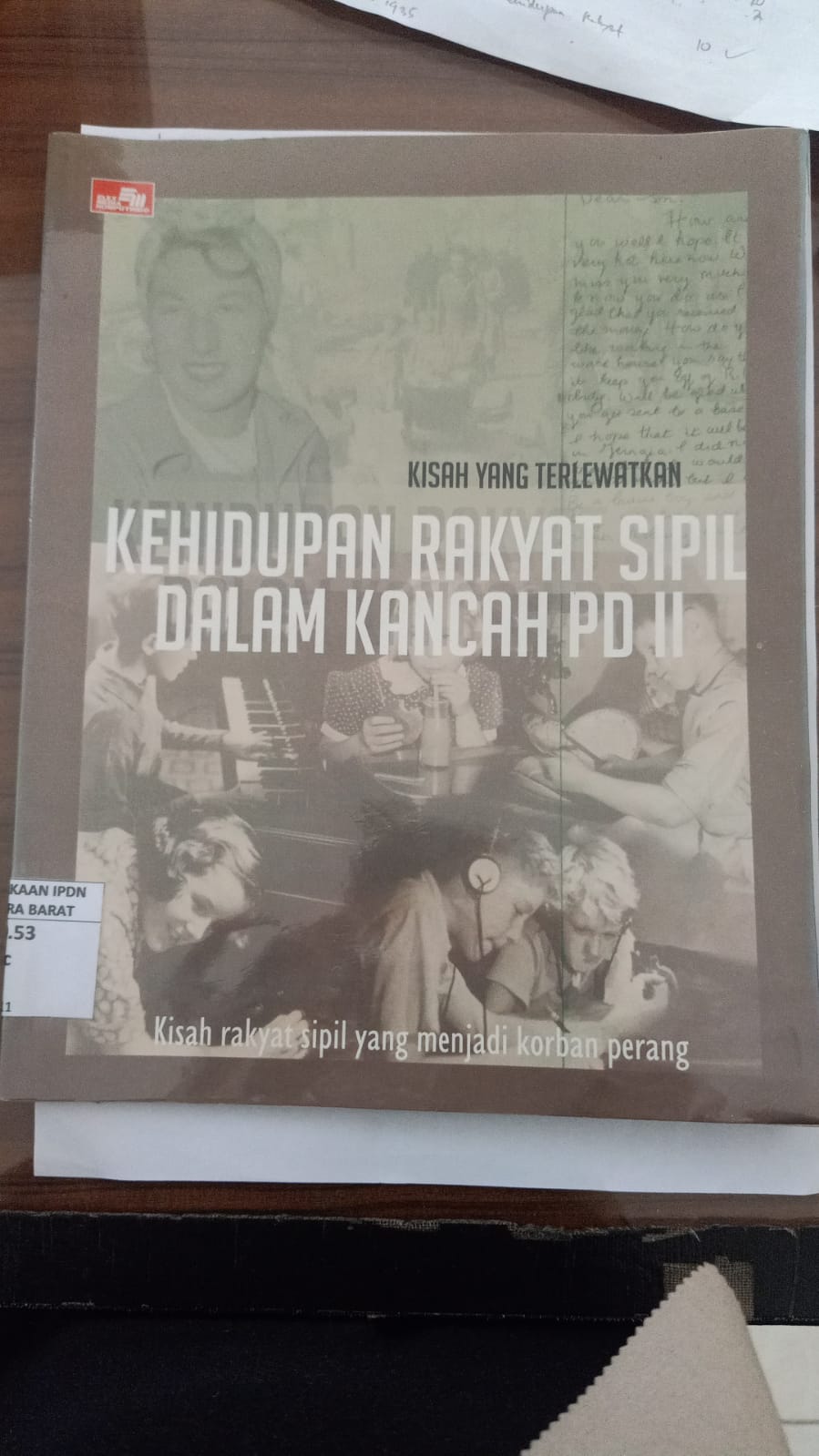 Cover KISAH YANG TERLEWATKAN KEHIDUPAN RAKYAT SIPIL DALAM KANCAH PD II :  KISAH RAKYAT SIPIL YANG MENJADI KORBAN PERANG / FIONA MACDONALD