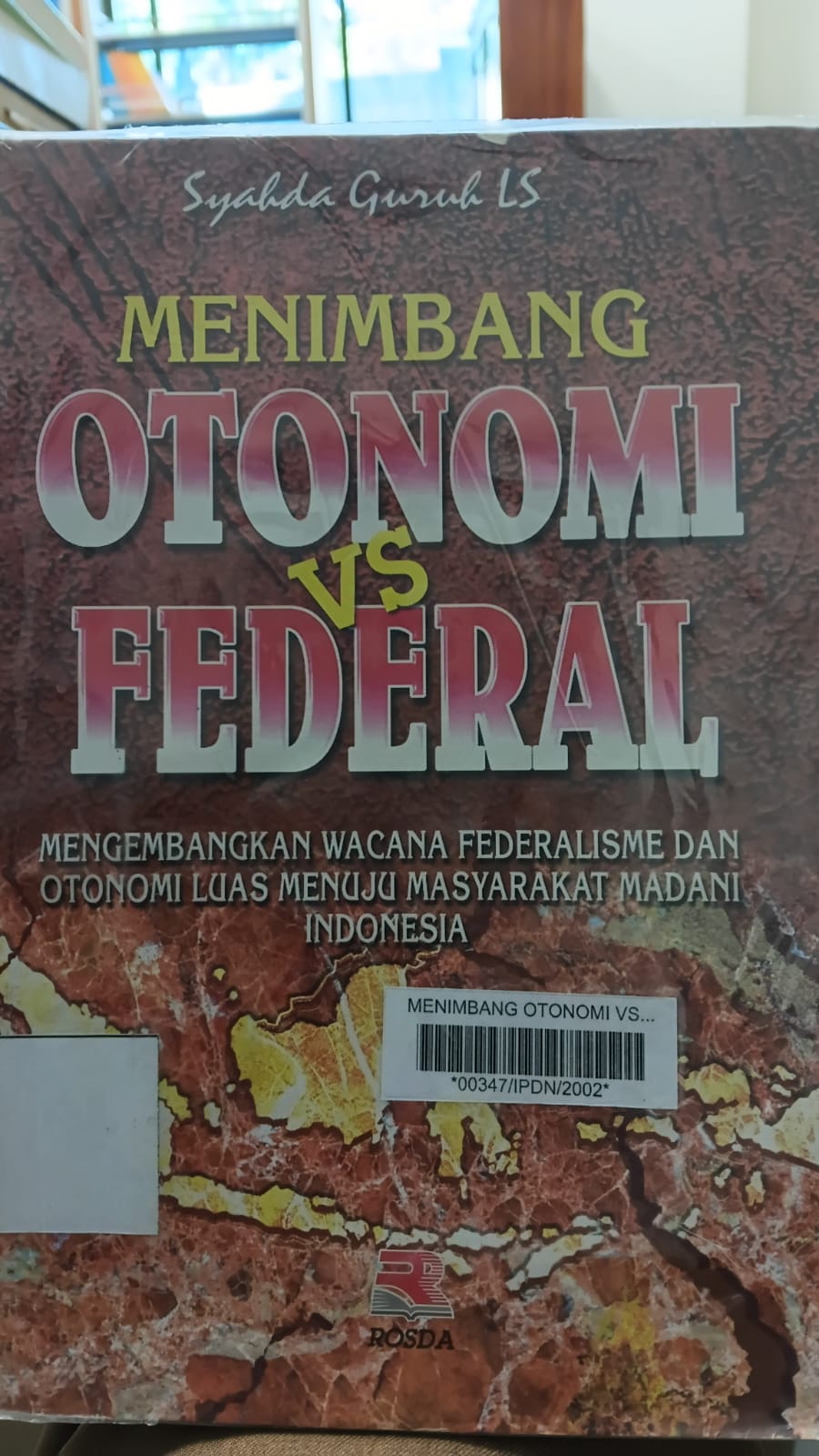 Cover MENIMBANG OTONOMI VS FEDERAL :  Mengembangkan Wacana Federalisme dan Otonomi Luas Menuju Masyarakat Madani Indonesia / SYAHDA GURUH LANGKAH SAMUDRA