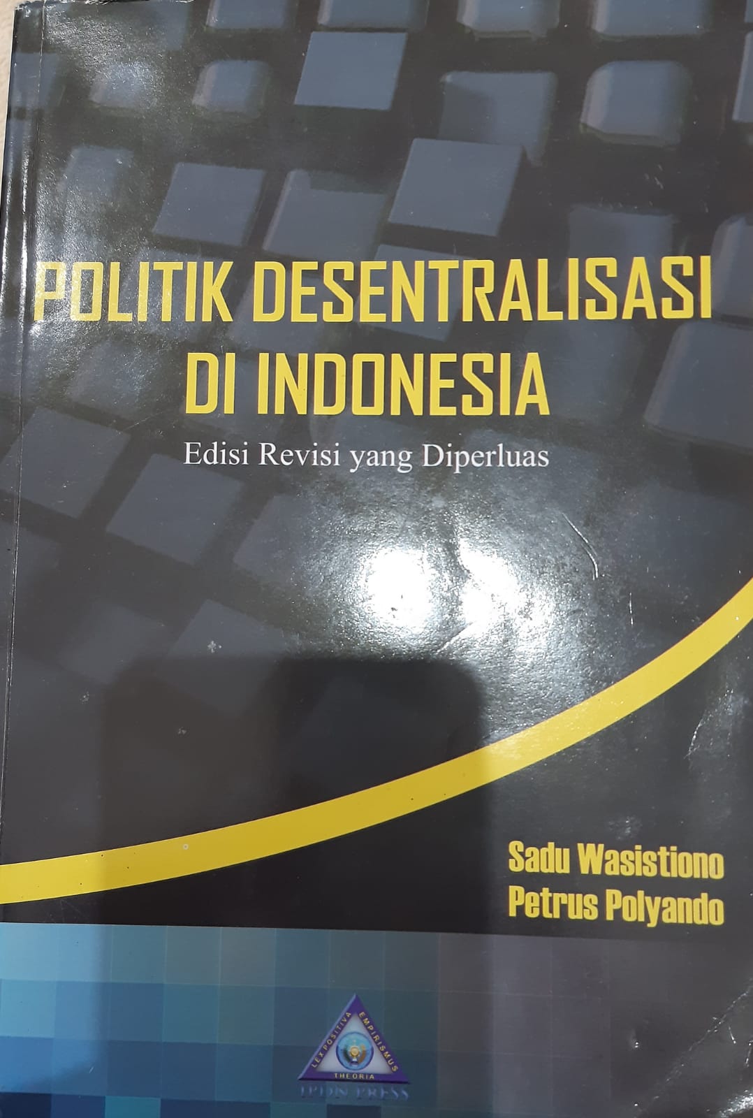 Cover "POLITIK DESENTRALISASI DI INDONESIA / SADU WASISTIONO