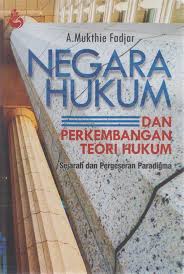 Cover NEGARA HUKUM DAN PERKEMBANGAN TEORI HUKUM :  SEJARAH DAN PERGESERAN PARADIGMA / A. MUKTHIE FADJAR