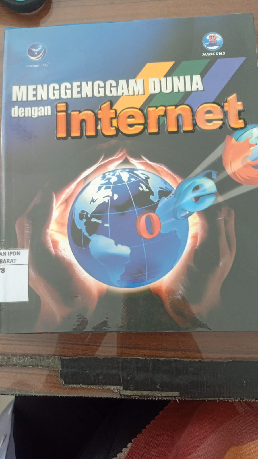 Cover MENGGENGGAM DUNIA DENGAN INTERNET / MADCOM