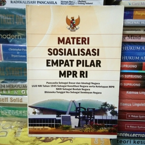 Cover MATERI SOSIALISASI EMPAT PILAR MPR RI :  Pancasila Sebagai Dasar dan Ideologi Negara UUD NRI 1945 Sebagai Konstitusi Negara Serta Ketetapan MPR RI , NKRI Sebagai Bentuk Negara, dan Bhineka Tunggal Ika Sebagai Semboyan Negara / TIM
