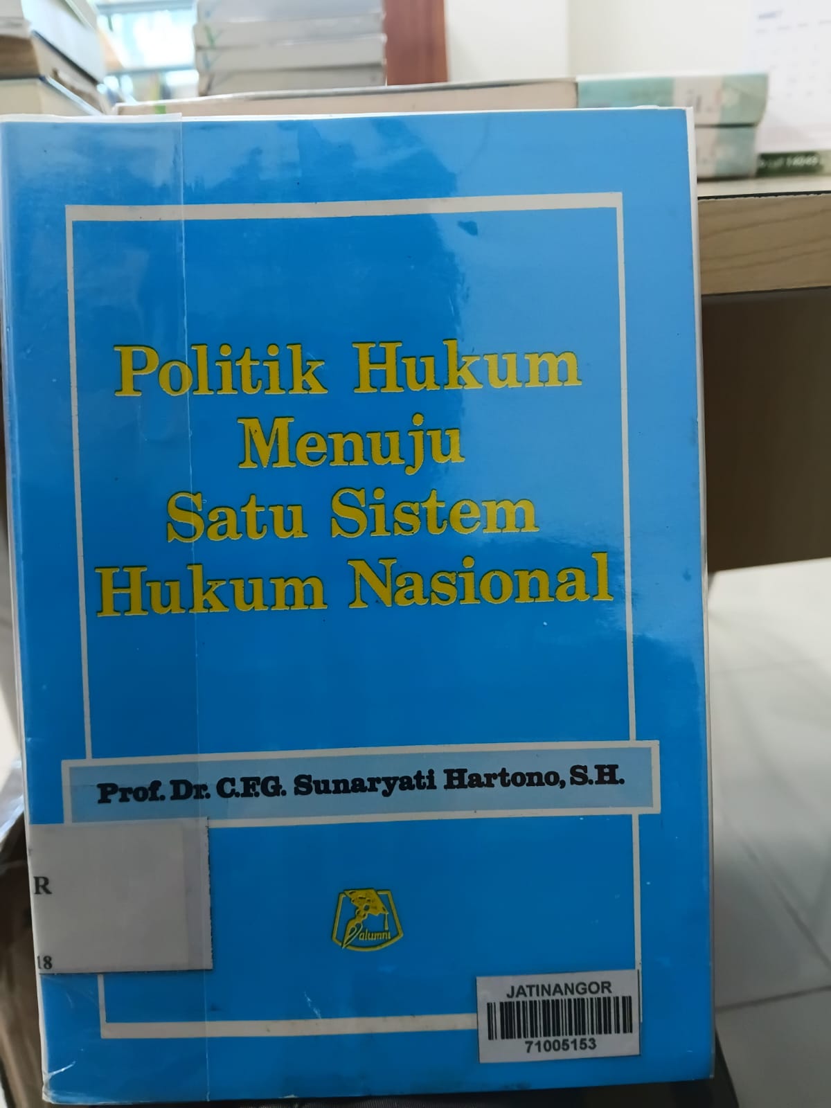 Cover POLITIK HUKUM MENUJU SATU SISTEM HUKUM NASIONAL / Prof.Dr.C.E.G. SUNARYATI HARTONO,SH