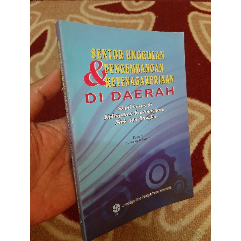 Cover SEKTOR UNGGULAN & PENGEMBANGAN KETENAGAKERJAAN DI DAERAH :  Studi Kasus di Kabupaten Kartanegara, Siak dan Bangka / SUKARNA WIRANTA (Editor)