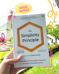 Cover THE SIMPLICITY PRINCIPLE :  Enam Tahap Mengusahakan Kejernihan Ditengah Kompleksitas Dunia / JULIA HOBSBAWM