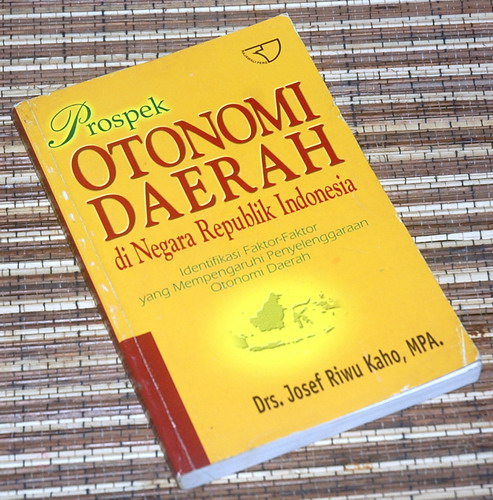 Cover PROSPEK OTONOMI DAERAH DI NEGARA REPUBLIK INDONESIA :  Identifikasi Faktor-Faktor yang Mempengaruhi Penyelenggaraan Otonomi Daerah / Drs. JOSEF RIWU KAHO, MPA