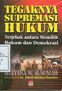Cover TEGAKNYA SUPREMASI HUKUM :  Terjebak antara Memilih Hukum dan Demokrasi / MULYANA W. KUSUMAH