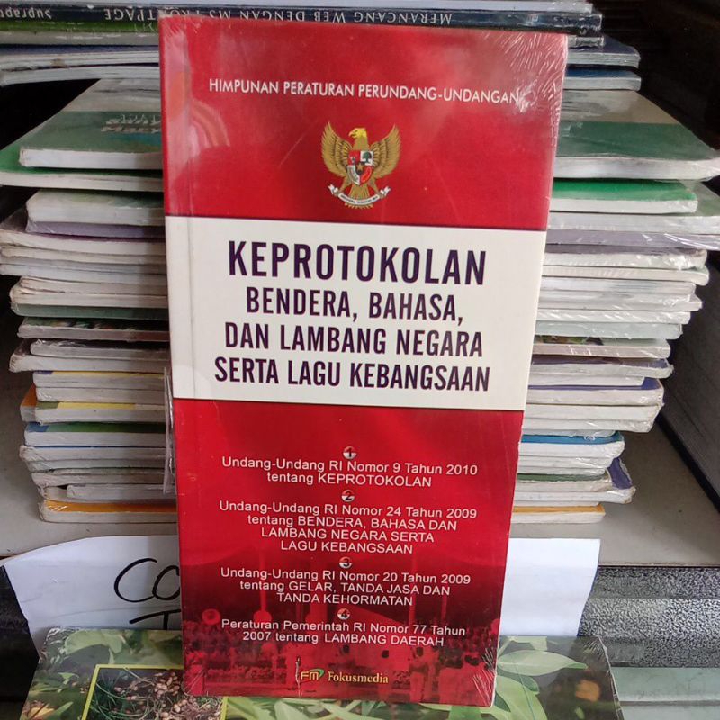 Cover KEPROTOKOLAN, BENDERA, BAHASA DAN LAMBANG NEGARA SERTA LAGU  KEBANGSAAN :  UU RI NOMOR 9 TAHUN 2010 TENTANG KEPROTOKOLAN, UU RI NOMOR 24 TAHUN 2009 TENTANG BENDERA, BAHASA DAN LAMBANG NEGARA SERTA LAGU KEBANGSAAN, UU RI NOMOR 20 TAHUN 2009 TENTANG GELAR, TANDA JASA DAN TANDA KEHORMATAN, PERATURAN PEMERINTAH RI NOMOR 77 TAHUN 2007 TENTANG LAMBANG DAERAH / TIM FOKUSMEDIA