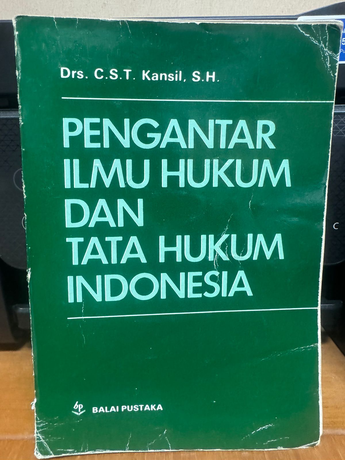 Cover PENGANTAR ILMU HUKUM DAN TATA HUKUM INDONESIA /' / DRS. C.S.T. KANSIL,SH