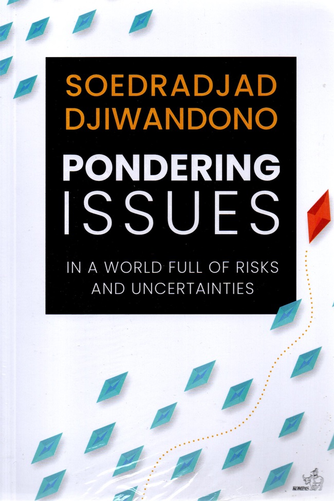 Cover PONDERING ISSUES :  In A World Full Of Risks And Uncertainties / SOEDRADJAD DJIWANDONO