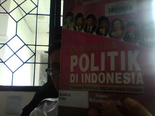 Cover DINAMIKA POLITIK DI INDONESIA :  Perjalanan Politik Sejak Orde Lama Hingga Reformasi / Dr.H.UNDANG A. KAMALUDDIN,M.Ag