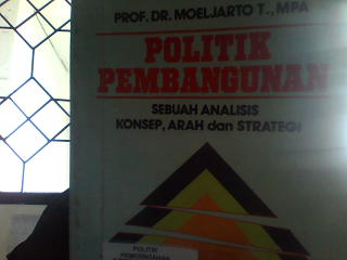 Cover POLITIK PEMBANGUNAN SEBUAH ANALISIS,ARAH DAN STRATEGI / Prof.DR.MOELJARTO T.MPA