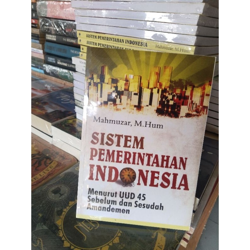 Cover SISTEMPEMERINTAHAN INDONESIA :  Menurutr UUD 1945 Sebelum dan Sesudah Amandemen / MAHMUZAR,M.Hum