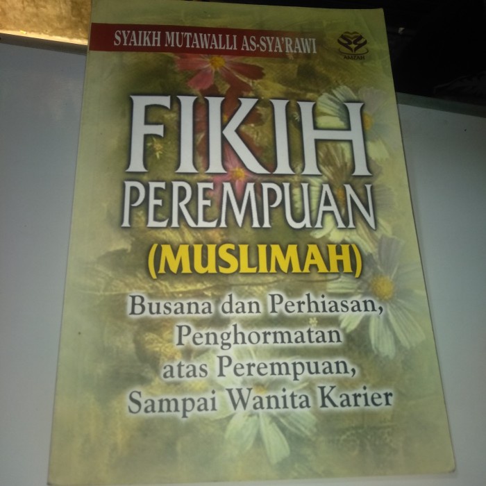 Cover FIKIH  PEREMPUAN  MUSLIM . :  busana dan perhiasan, penghormatan atas perempuan, sampai wanita karier / SYAIKH MUTAWALLI  AS-SYA'RAWI