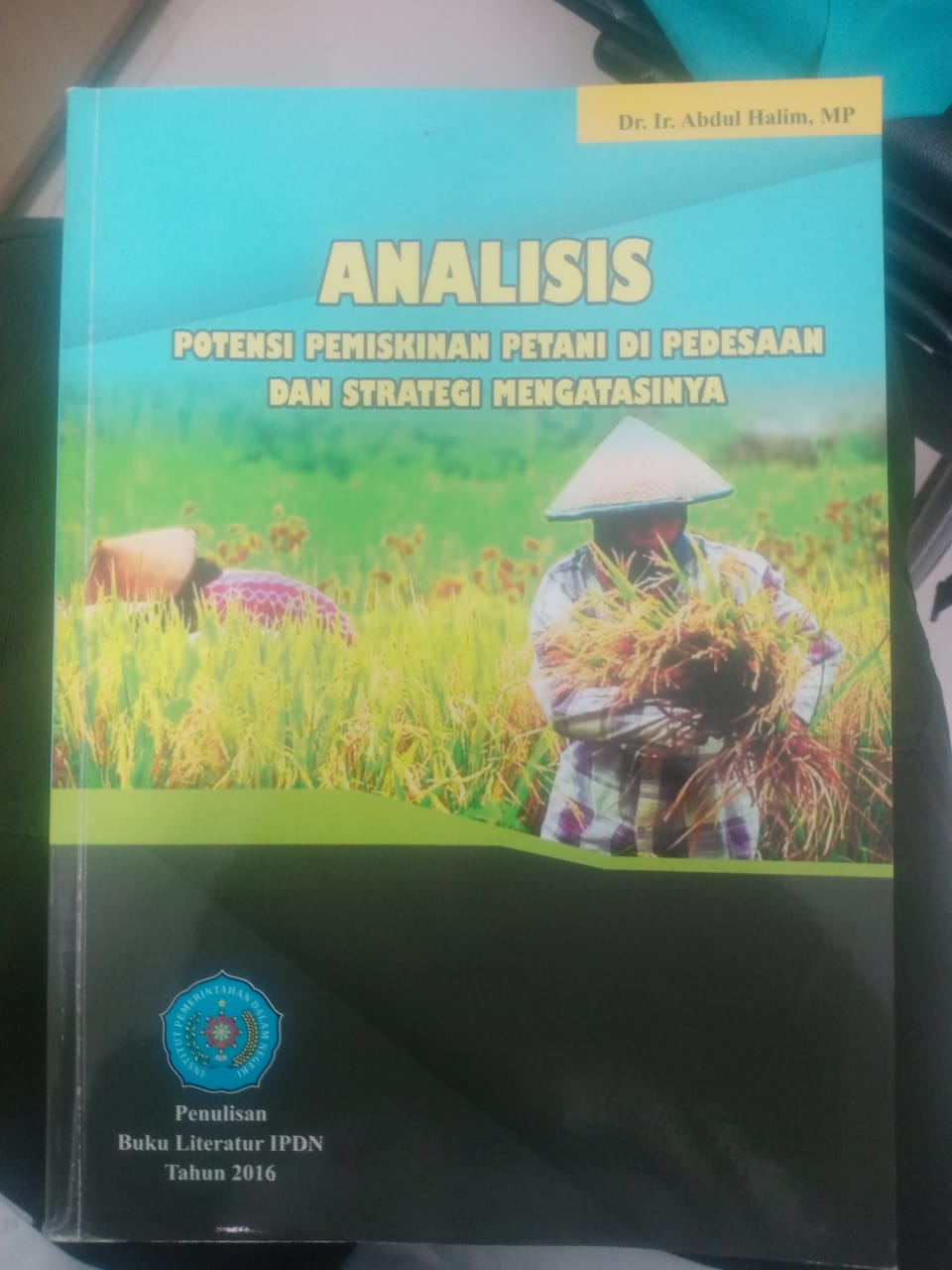 Cover ANALISIS POTENSI PEMISKINAN PETANI DI PEDESAAN DAN STRATEGI MENGATASINYA :  Buku Literatur IPDN Tahun 2016 / DR. IR. ABDUL HALIM, MP