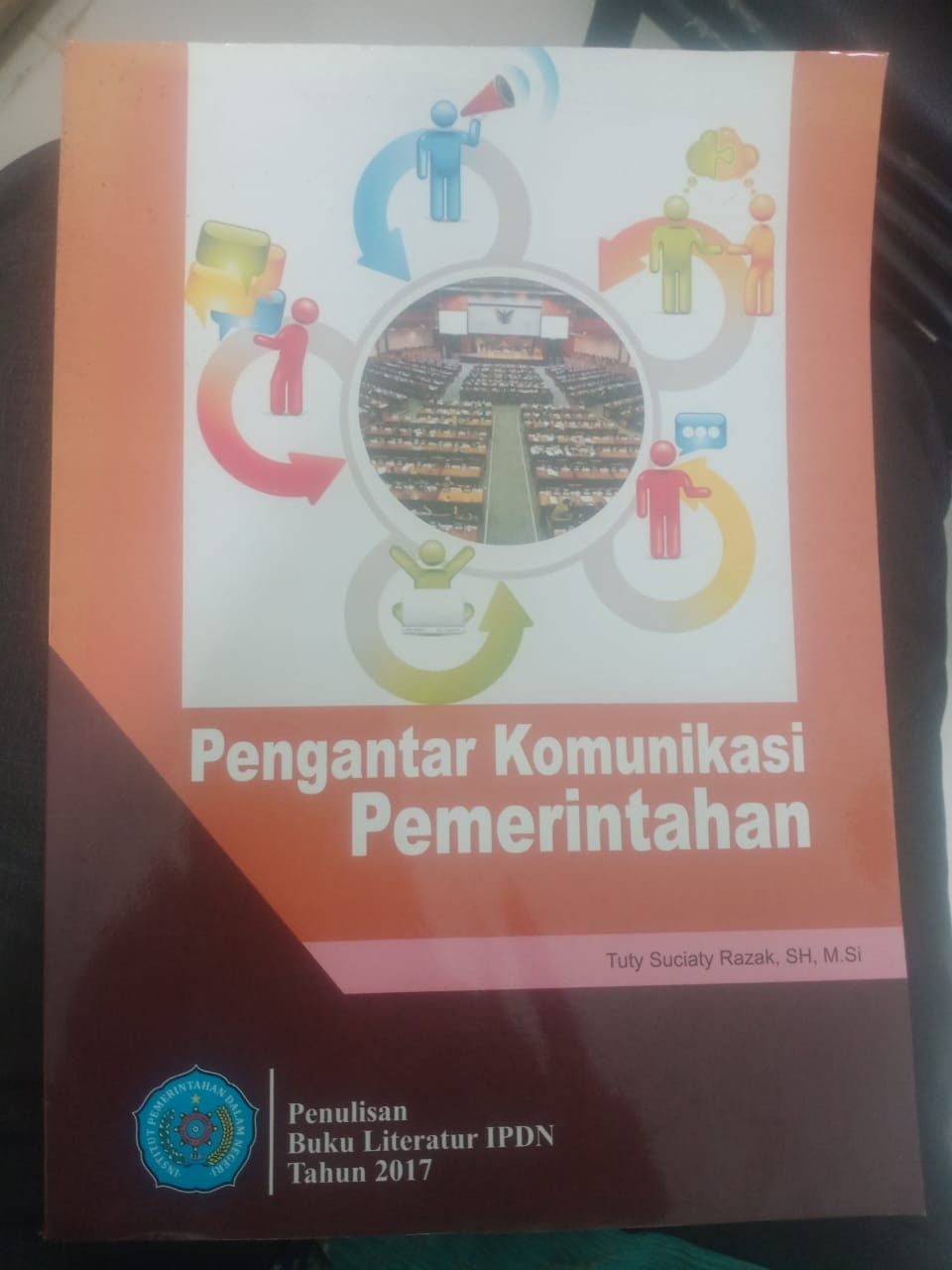 Cover PENGANTAR KOMUNIKASI PEMERINTAHAN :  Buku Literatur IPDN Tahun 2017 / TUTY SUCIATY RAZAK, S.H., M.Si.