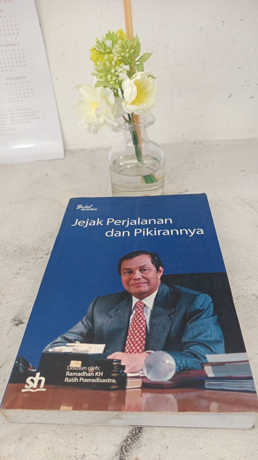 Cover ZUHAL 60 TAHUN :  JEJAK PERJALANAN DAN PIKIRANNYA / RAMADHAN KH & RATIH POERADISASTRA