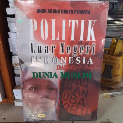 Cover POLITIK LUAR NEGERI INDONESIA DAN DUNIA MUSLIM / ANAK AGUNG BANYU PERWIRA
