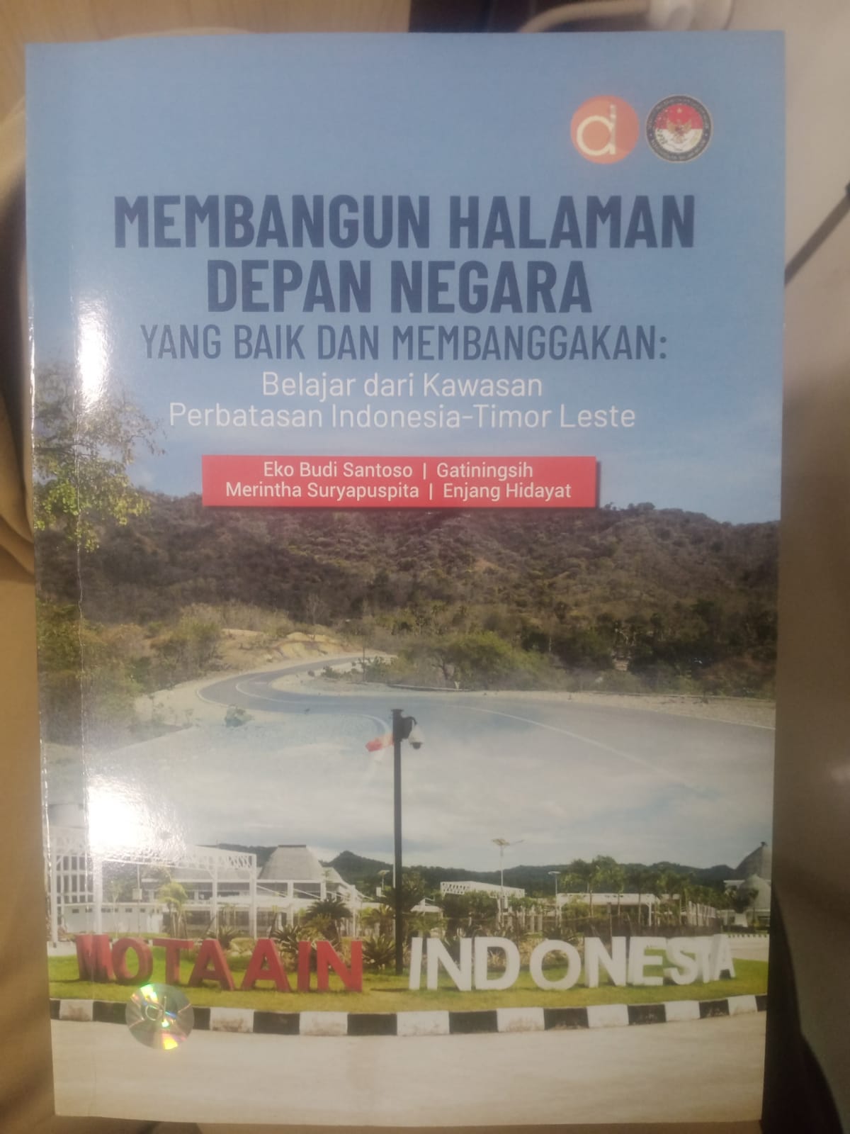 Cover MEMBANGUN HALAMAN DEPAN NEGARA :  Yang baik dan membanggakan belajar dari kawasan perbatasan Indonesia Timor Leste / EKO BUDI SANTOSO DKK