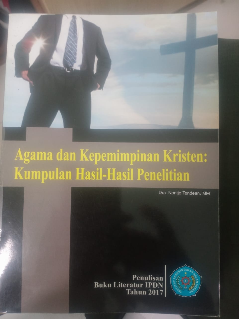 Cover AGAMA DAN KEPEMIMPINAN KRISTEN : KUMPULAN HASIL - HASIL PENELITIAN :  Buku Literatur IPDN Tahun 2017 / DRA. NONTJE TENDEAN, MM