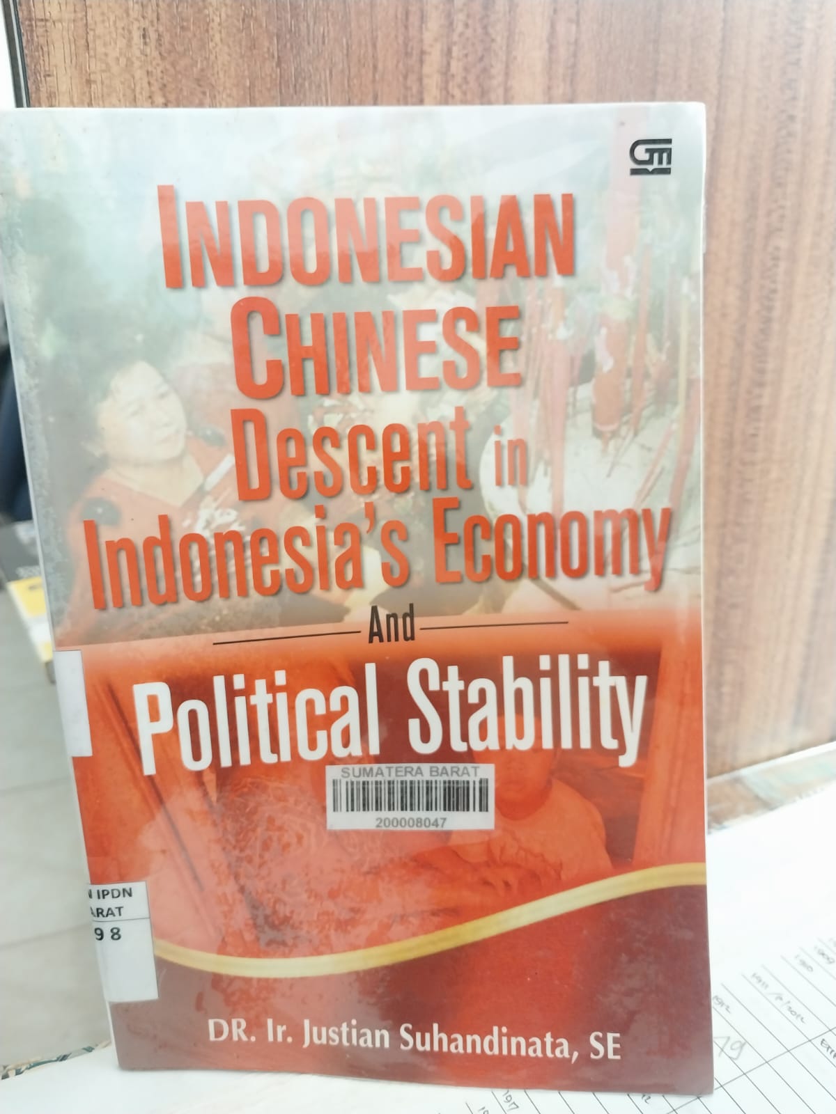 Cover INDONESIA CHINESE DESCEN'T IN INDONESIA'S ECONOMY AND POLITICAL STABILITY / JUSTIAN SUHANDINATA
