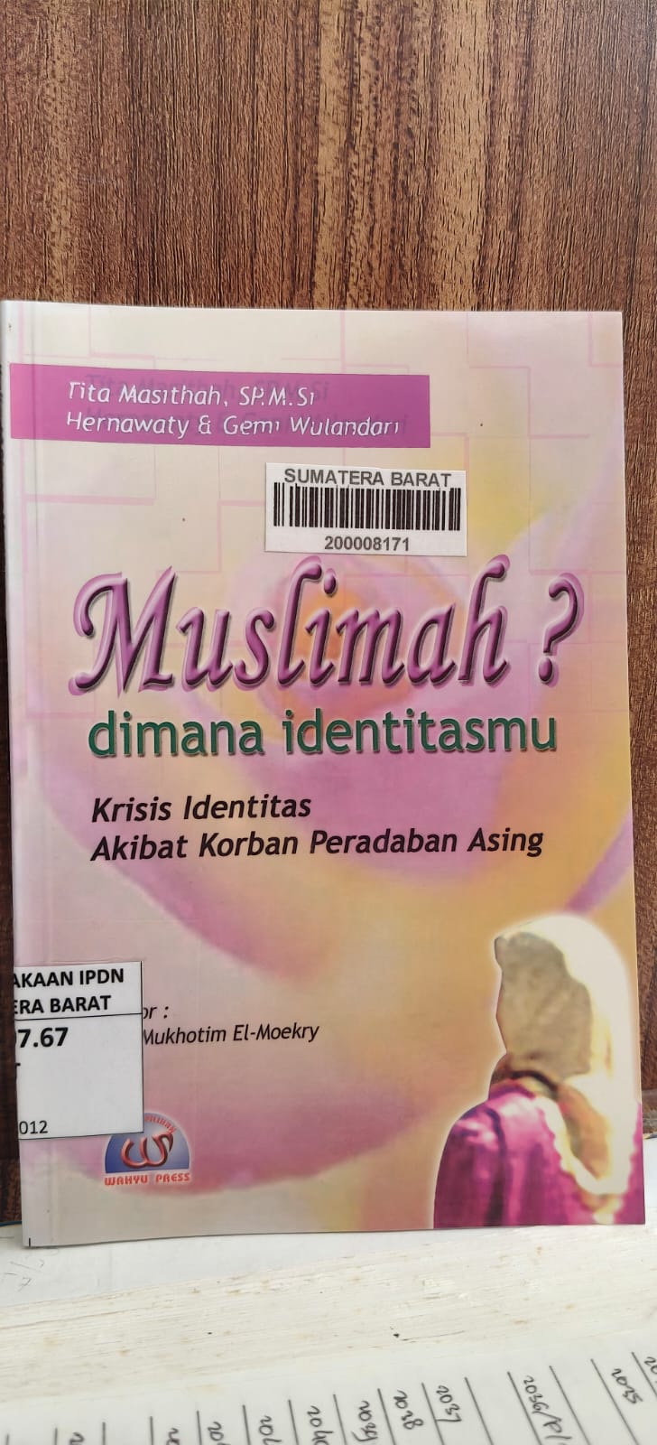 Cover MUSLIMAH? DIMANA IDENTITASMU :  KRISIS IDENTITAS AKIBAT KORBAN PERADABAN ASING / TITA MASITHAH