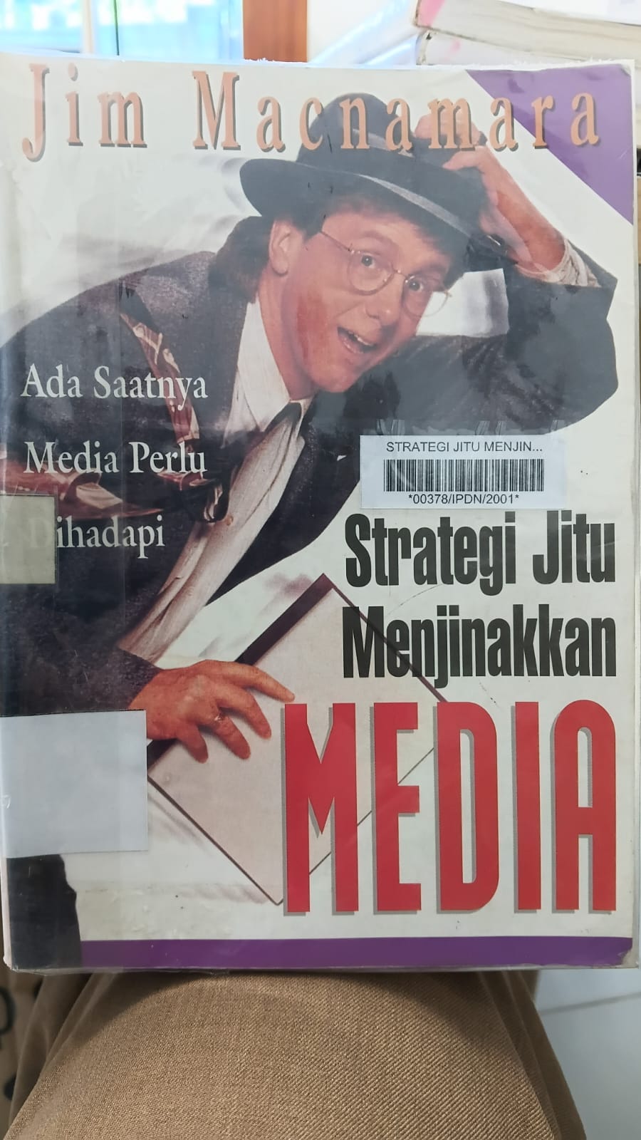 Cover STRATEGI JITU MENJINAKKAN MEDIA :  Ada Saatnya Media Perlu Dihadapi / JIM MACNAMARA