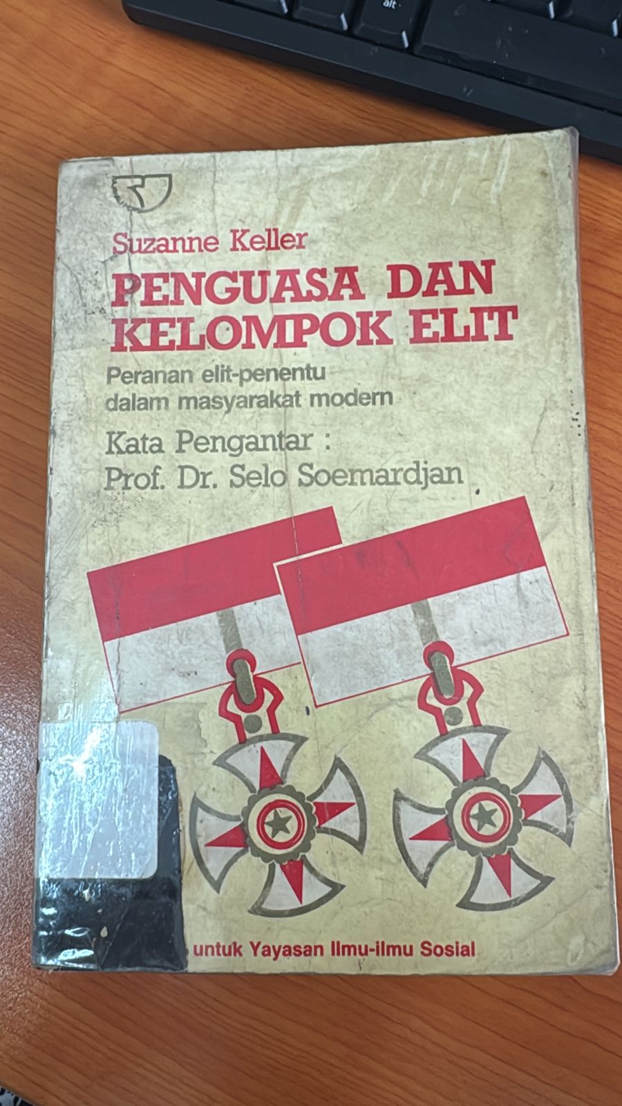 Cover PENGUASA DAN KELOMPOK ELIT :  PERANAN ELIT-PENENTU DALAM MASYARAKAT MODERN / Suzzane Keller