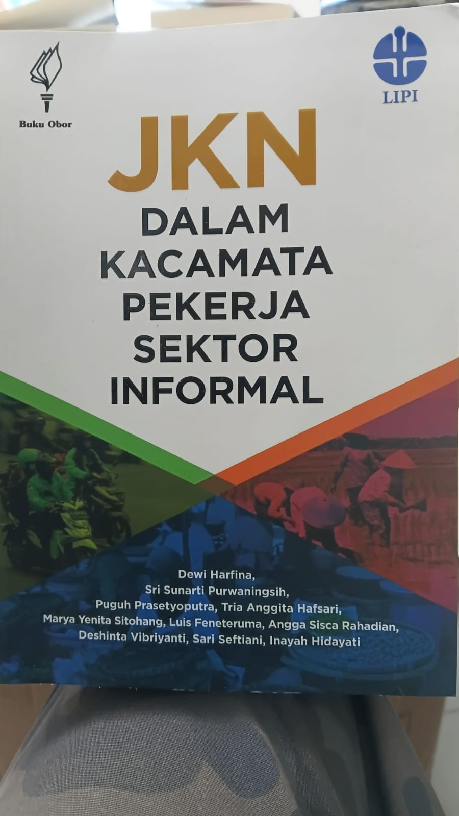 Cover JKN DALAM KACAMATA PEKERJA SEKTORAL INFORMAL / DEWI HARFINA, dkk
