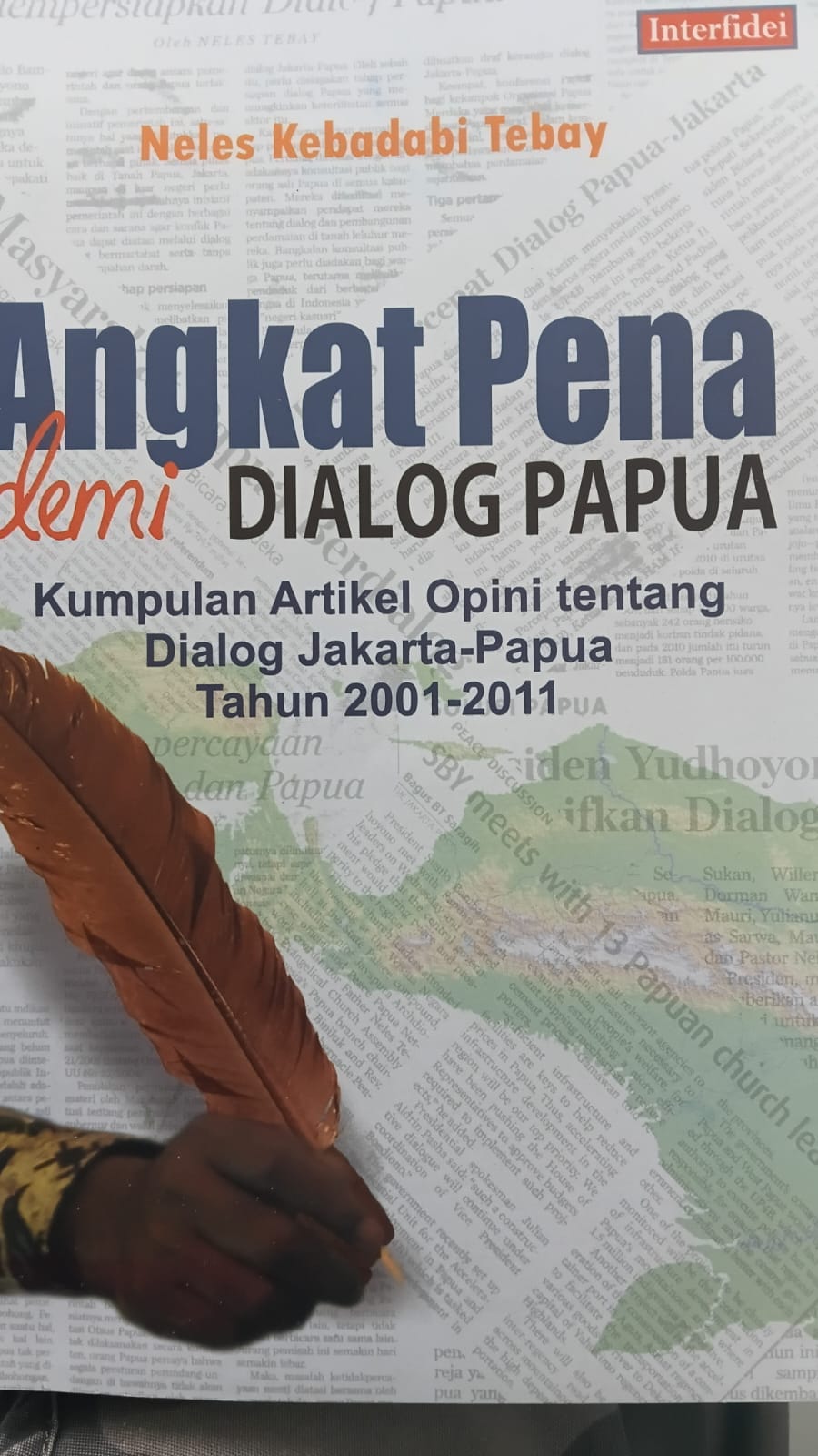 Cover ANGKAT PENA DEMI DIALOG PAPUA :  Kumpulan Artikel Opini Tentang Dialog Jakarta-Papua Tahun 2001-2011 / NELES KEBADABI TEBAY