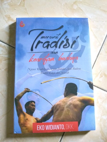Cover MERAWAT TRADISI DAN KEARIFAN BUDAYA :  Narasi Kisah-kisah Nyata Seputar Seni Budaya... / EKO WIDIANTO DKK