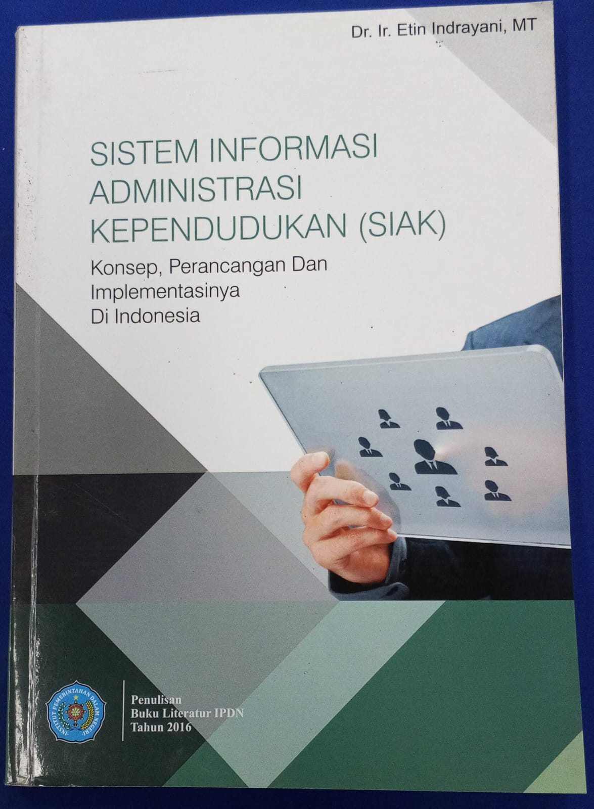 Cover SISTEM INFORMASI ADMINISTRASI KEPENDUDUKAN (SIAK) :  Konsep, Perancangan dan Implementasinya di Indonesia / Buku Literatur IPDN Tahun 2016 / DR. IR. ETIN INDRAYANI, MT