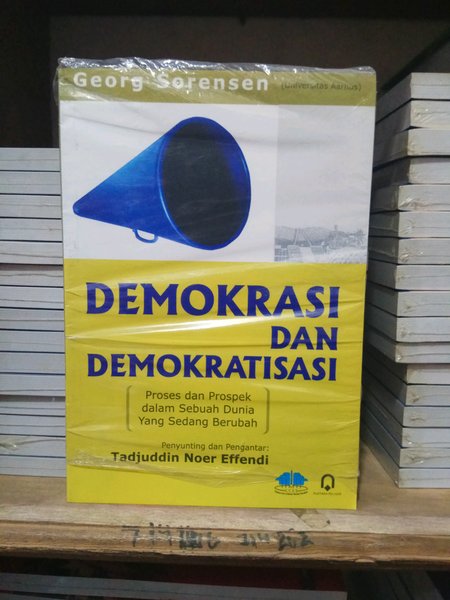 Cover DEMOKRASI DAN DEMOKRATISASI :  Proses Dan Prospek Dalam Sebuah Dunia Yang Sedang Berubah / GEORG SORENSEN