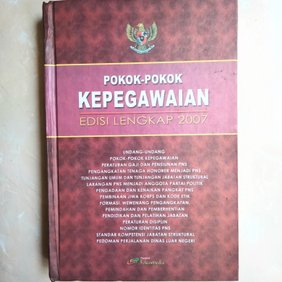 Cover POKOK-POKOK KEPEGAWAIAN EDISI LENGKAP 2007 :  Undang-Undang Pokok-Pokok Kepegawaian, Peraturan Gaji dan Pensiun PNS, Pengangkatan Tenaga Honorer Menjadi PNS, Tunjangan Umum dan Tunjangan Jabatan Struktural.Larangan PNSMenjadi Anggota Partai Politik, Pengadaan dan Kenaikan Pangkat PNS, Pembinaan Jiwa Korps dan Kode Etik ,Formasi ,wewenang pengangkatan Pemindahan dan Pemberentian Pendidikan dan Pemberhentian Pendidikan dan Pelatihan Jabatan, Peraturan Disiplin, Nomor Identitas PNS,Standar Kompetensi Jabatan Struktural, Pedoman Perjalanan Dinas Luar Negeri / TIM FOKUSMEDIA