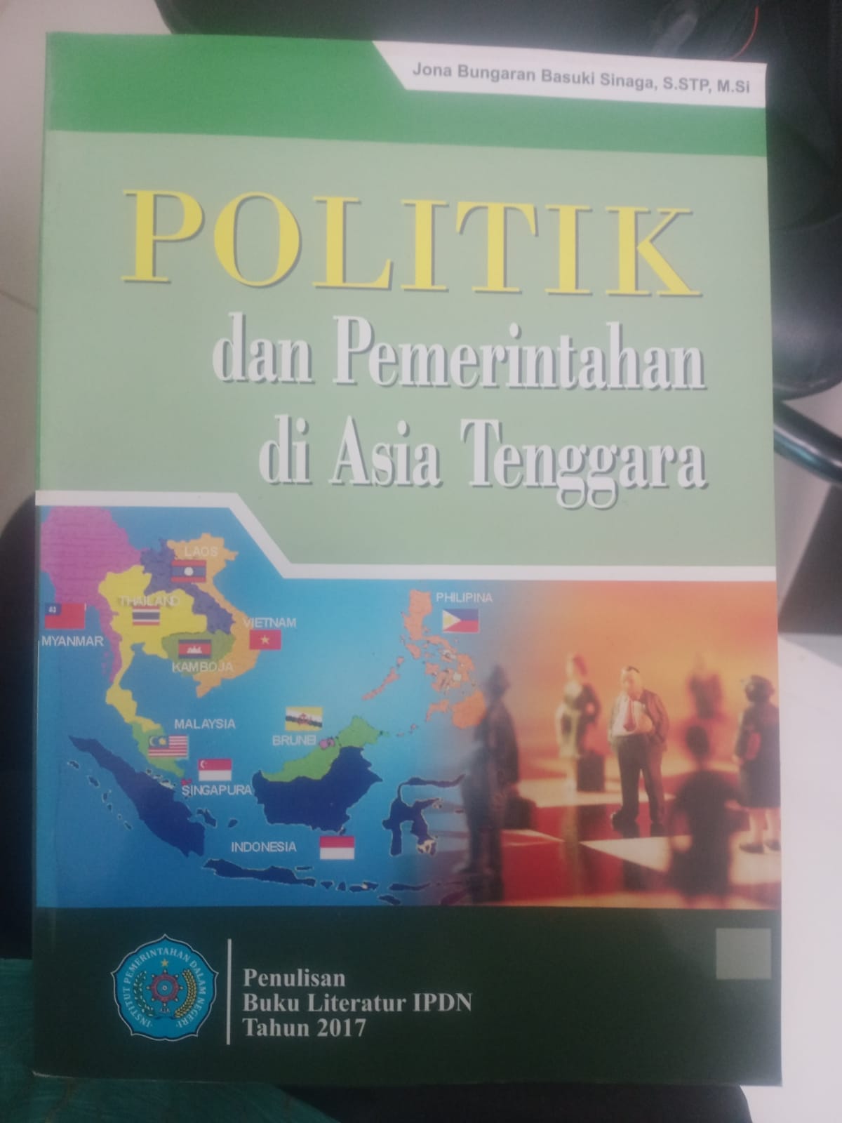 Cover POLITIK DAN PEMERINTAHAN DI ASIA TENGGARA :  Buku Literatur IPDN Tahun 2017 / JONA BUNGARAN BASUKI SINAGA, S.STP., M.Si