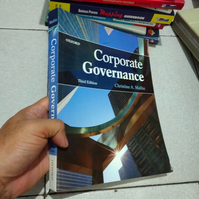 Cover CORPORATE GOVERNANCE / CHRISTINE A. MALLIN