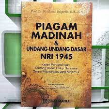 Cover PIAGAM MADINAH & UNDANG-UNDANG DASAR NRI 1945 :  kajian perbandingan tentang dasar hidup bersama dalam masyarakat yang majemuk / AHMAD SUKARDJA